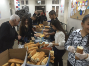  بالصور: تحضير وجبات الطعام استعداداً لاستقبال المشاركين في معسكر "أقوى من هدمكم"